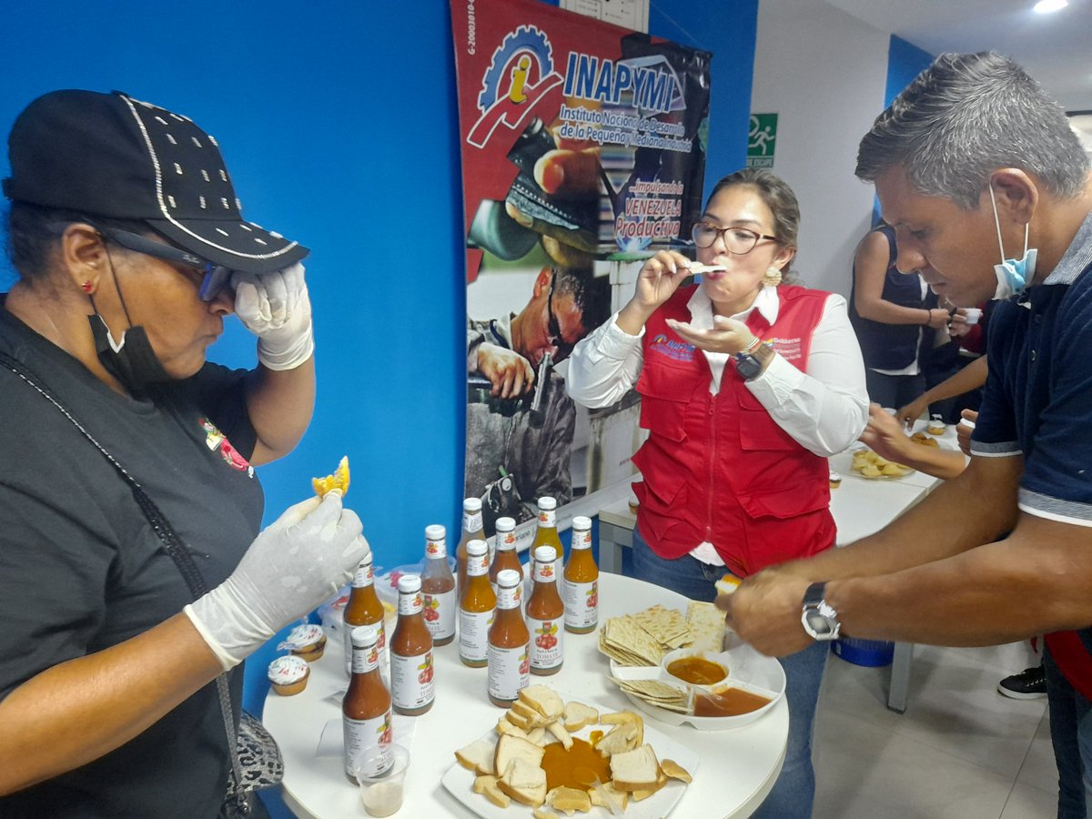 la_chichamazota's tweet photo. @MIOTOMATO2 puso a todos los trabajadores de @INAPYMI del estado Nueva Esparta a comer sus deliciosas salsas 😋
#VenezuelaEsPoesìa
@dcabellor 
@NicolasMaduro 
@FuerzaGuaiqueri 
@jorgerpsuv 
@IMVillarroel1
@delcyrodriguezv
@MIOTOMATO2 https://t.co/qQNkWZ2S72