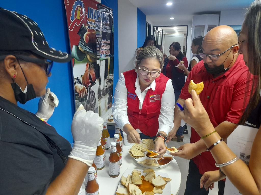 MIOTOMATO2's tweet photo. @MIOTOMATO2 puso a todos los trabajadores de @INAPYMI del estado Nueva Esparta a comer sus deliciosas salsas 😋 ❤️🫶🏻
#VenezuelaEsPoesìa
@dcabellor 
@NicolasMaduro 
@FuerzaGuaiqueri 
@jorgerpsuv 
@IMVillarroel1
@delcyrodriguezv
@MIOTOMATO2 https://t.co/dKJBnwvSae