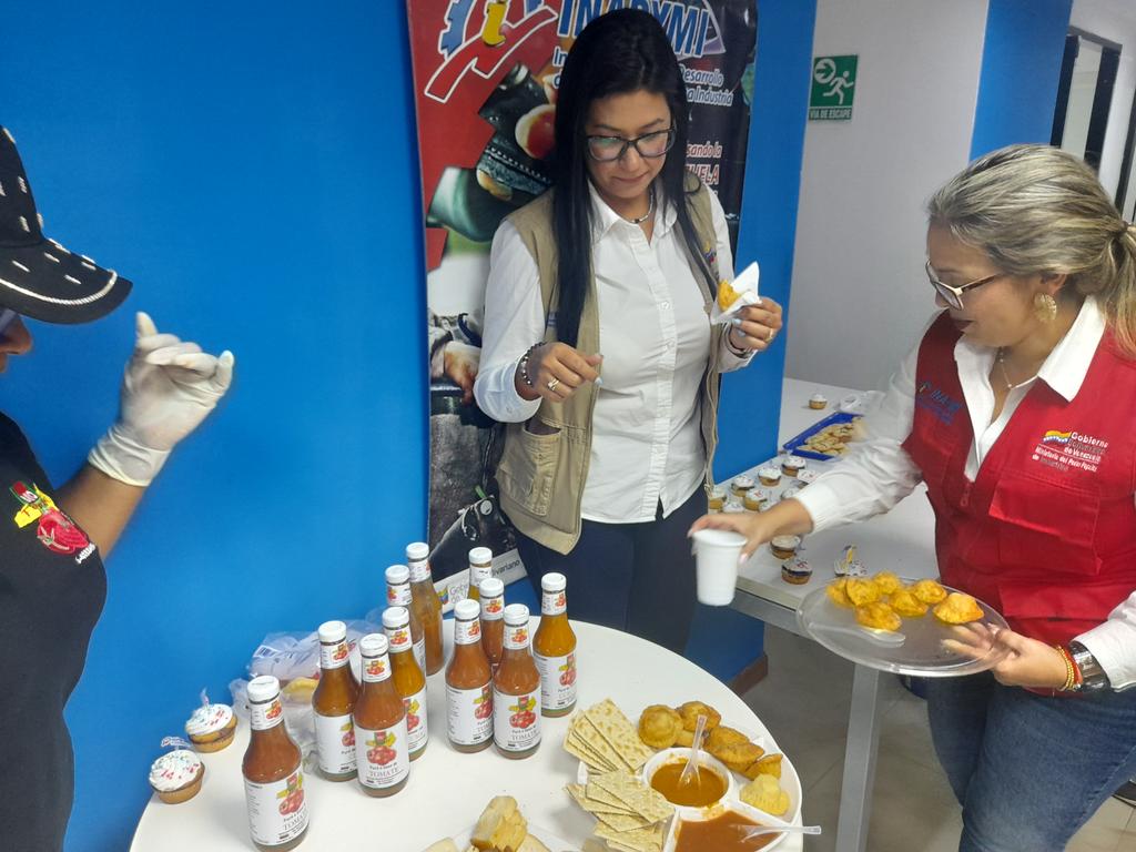 MIOTOMATO2's tweet photo. @MIOTOMATO2 puso a todos los trabajadores de @INAPYMI del estado Nueva Esparta a comer sus deliciosas salsas 😋 ❤️🫶🏻
#VenezuelaEsPoesìa
@dcabellor 
@NicolasMaduro 
@FuerzaGuaiqueri 
@jorgerpsuv 
@IMVillarroel1
@delcyrodriguezv
@MIOTOMATO2 https://t.co/dKJBnwvSae
