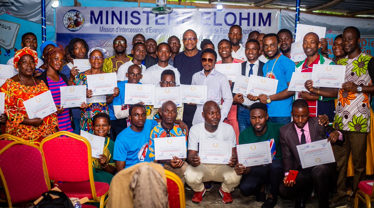 14.10. #Abobo Akeikoi. Invité par la Coordination des Pasteurs Évangéliques d'Abobo, je suis intervenu sur le thème « communication, médias et réseaux : opportunités et dangers ».
4 heures d'échanges et de débats pour faire entendre la "bonne" parole du bon usage du web.