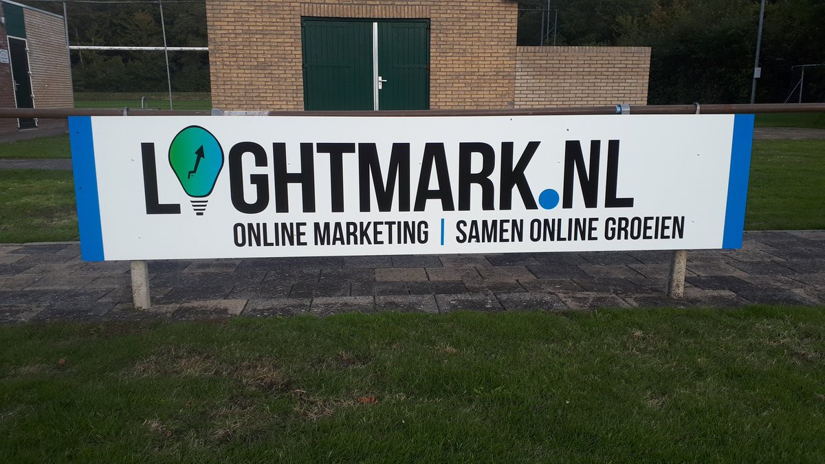 vvNOK's tweet photo. Ook is er een nieuw bord geplaatst door Frank Witteveen. 
Frank is speler van Nok 1 en heeft met anderen een eigen bedrijf.
Dit bedrijf helpt MKB bedrijven met de stap naar online groeien. 
Bedrijf op gebied van online marketing volledig ontzorgen. https://t.co/CepCmd8pqX