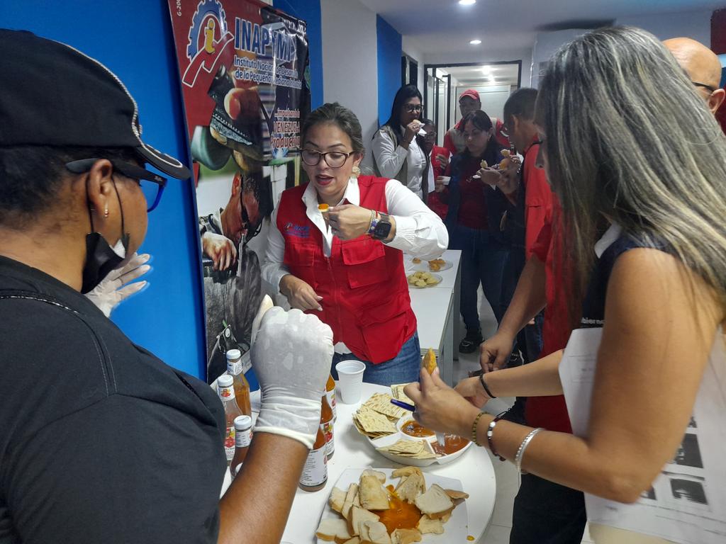 MIOTOMATO2's tweet photo. @MIOTOMATO2 puso a todos los trabajadores de @INAPYMI del estado Nueva Esparta a comer sus deliciosas salsas 😋 ❤️🫶🏻
#VenezuelaEsPoesìa
@dcabellor 
@NicolasMaduro 
@FuerzaGuaiqueri 
@jorgerpsuv 
@IMVillarroel1
@delcyrodriguezv
@MIOTOMATO2 https://t.co/dKJBnwvSae