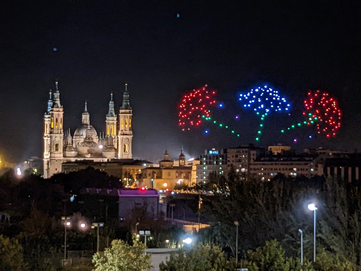 zaragoza_es's tweet photo. Los 200 drones del Drone Light Show nos han deseado unas felices fiestas en una noche mágica con la que arranca el último finde de este #Pilar22
¡Aún quedan fiestas! 🎉🎆 https://t.co/DraKTZvJle