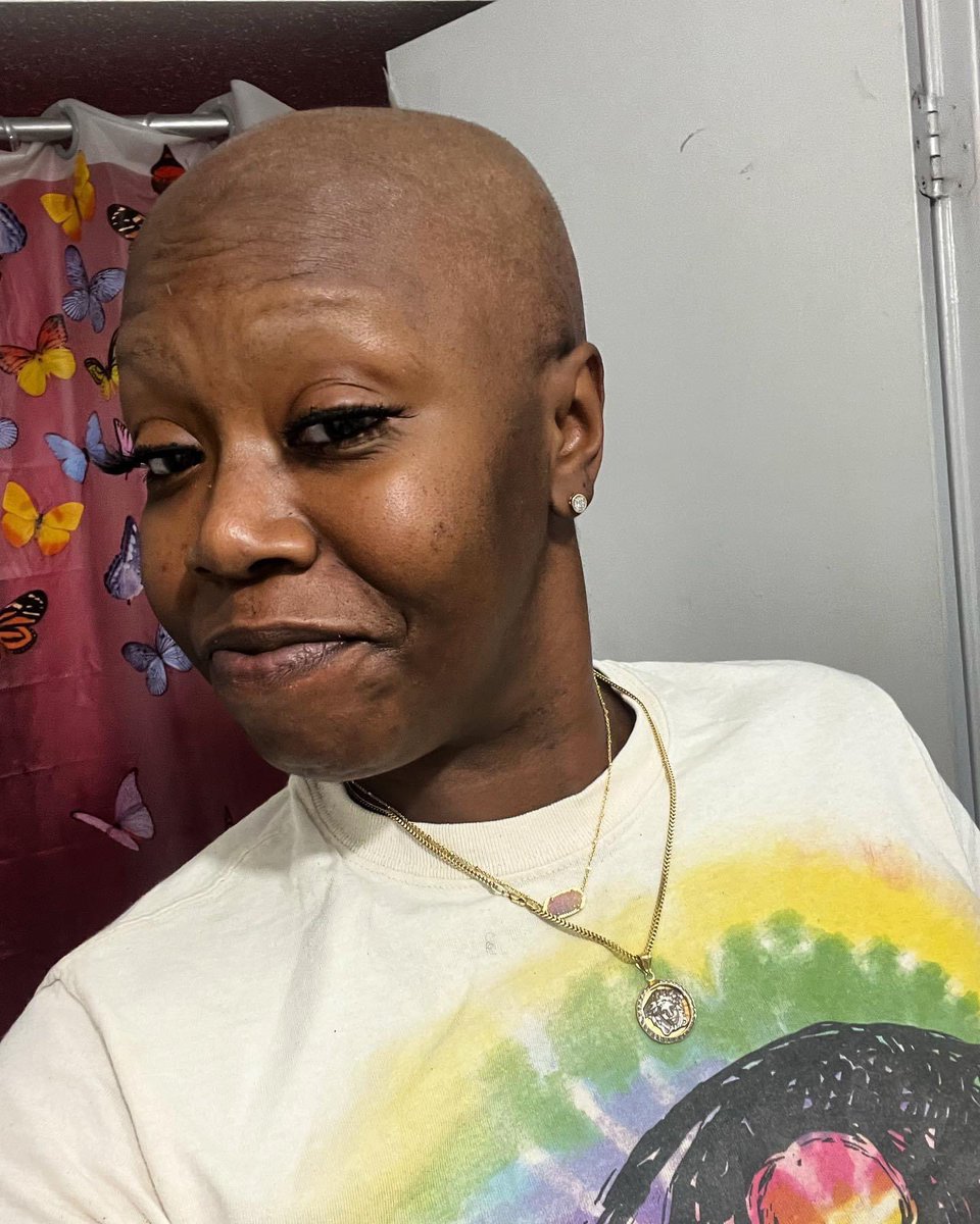 Told my friend to send me a selfie cause I’m cheering her on…… fawkkkkkkk cancer …. Pop ya shit friend 😊#breastcancerawareness
#shewillwin
#round2letsgoooooooo