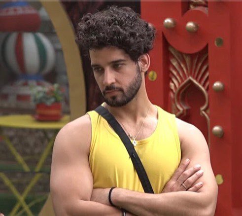callmemaryam8's tweet photo. No one is talking about Gautam Vig. He’s playing so well. Shalin ke influence se nikal kr agar khudki game pr focus kre then he has the potential to be in the finalists for sure✅ 

#BiggBoss16 #GautamVig https://t.co/IAdJgbT5Jj