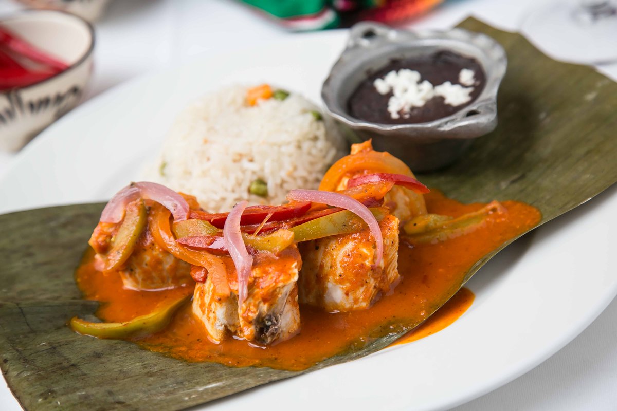 El Pollo Ticul fascinará a tu paladar. Lo marinamos en achiote, naranja, ajo, comino y miel, montado sobre una hoja de plátano para adornarlo con tomate, cebolla, pimiento rojo y verde. Se sirve acompañado de arroz. ¡Buen provecho!
#comidamexicana