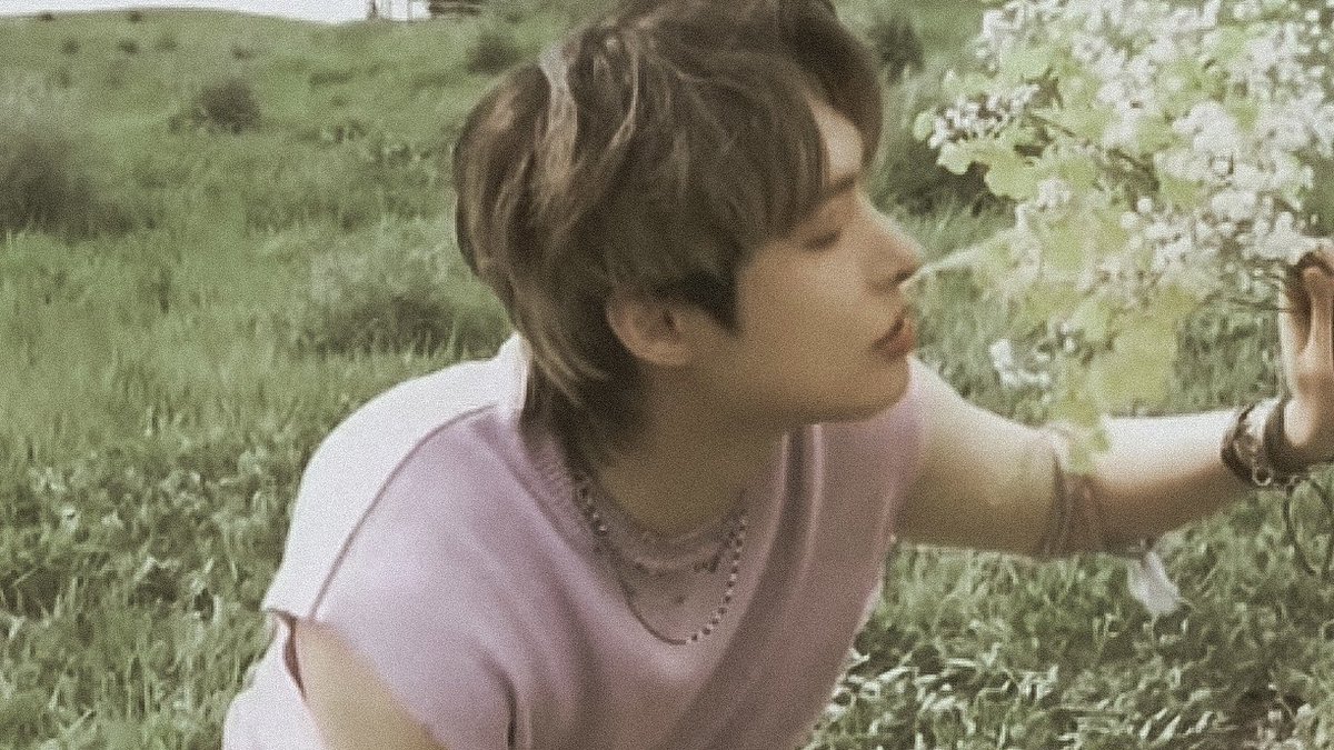 vintagemingi's tweet photo. mingi, the prettiest flower https://t.co/DkT7dEUdC2