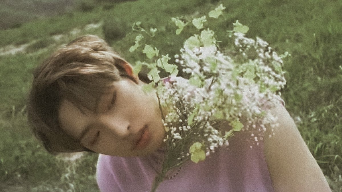 vintagemingi's tweet photo. mingi, the prettiest flower https://t.co/DkT7dEUdC2