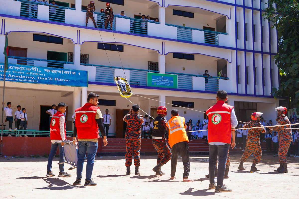 BDRCS1's tweet photo. Joint effort of #BD_Government and humanitarian community (@UNDP_BD @IOMBangladesh @UNHCR_BGD) to observe #IDDRR_2022 in #camp_settlements with #drills, #rally and #meeting.
Early warning and early action for all.
#EarlyAction
#EarlyWarning
#DRRDay https://t.co/UgYZ9GffPR