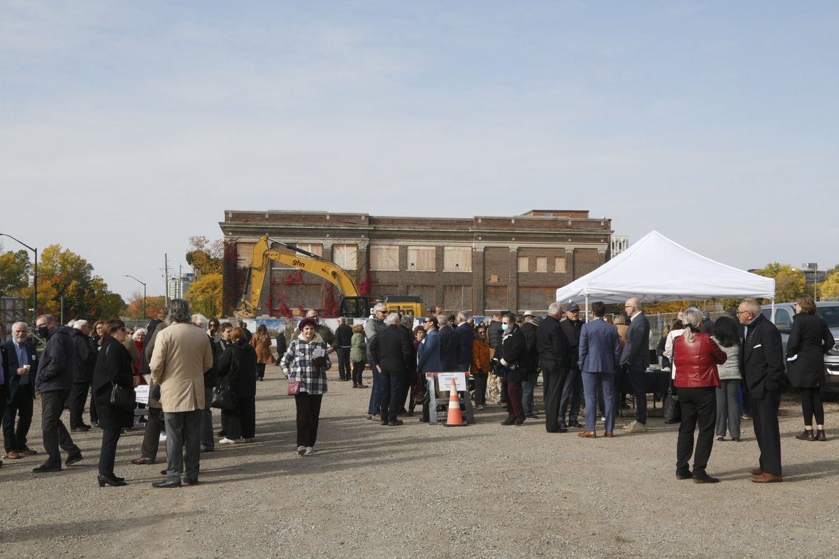 LdnCommFdn's tweet image. Thankyou to everyone who came out this morning to make our celebration of Vision SoHo so special! Such fantastic support from the community in #LdnOnt! For more information, see visionsoho.ca