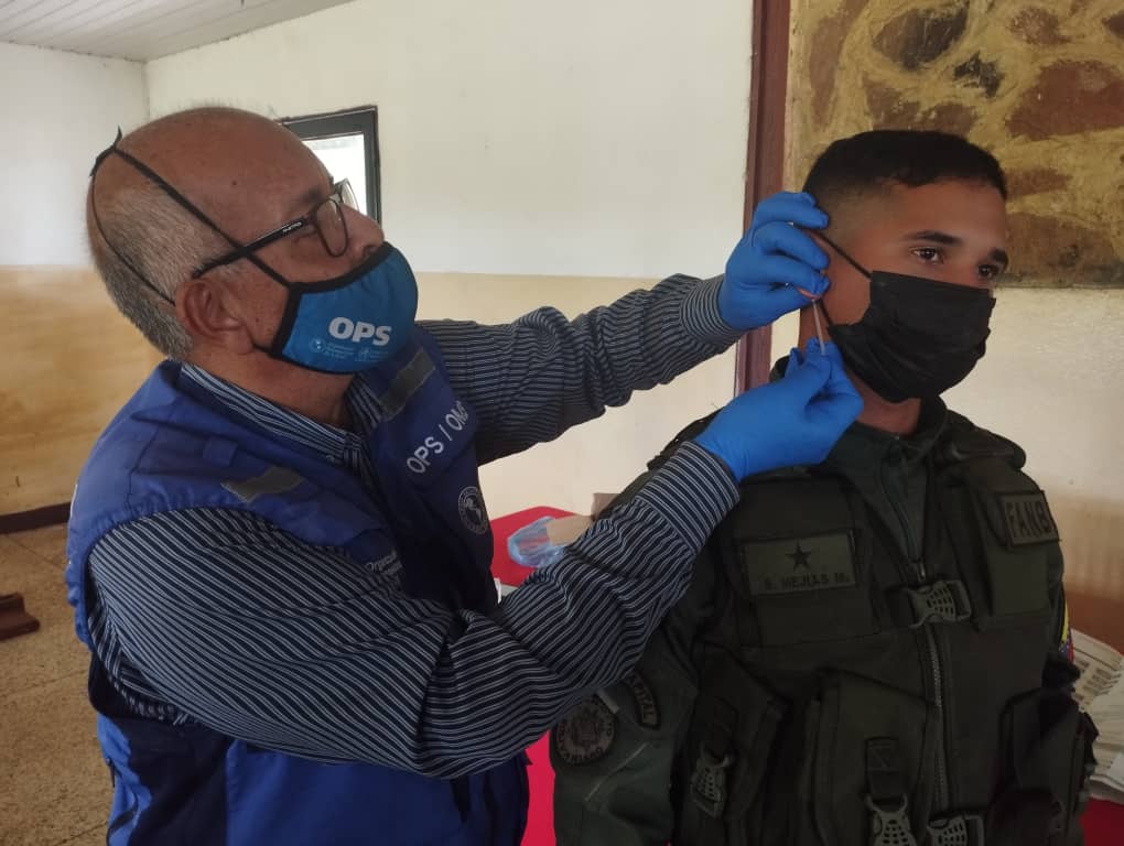 OPSOMSVenezuela's tweet photo. 🔬 Taller de inducción para el diagnóstico y tratamiento de #malaria, en el Batallón de Infanteria de Selva "General Mariano Montilla Padrón", en Luepa, Gran Sabana, estado Bolívar.

#SaludParaTodos https://t.co/syFwhmjFJP