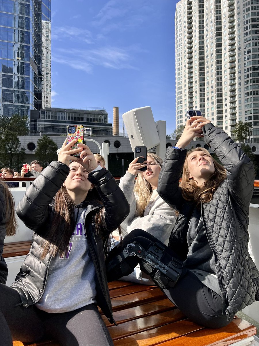 HUMANITIESofPHS's tweet photo. @HUMANITIESofPHS experienced the beautiful architecture of Chicago on a @wendellaboats river tour with the AMAZING Kenny as our guide! #bestbigcityintheus #experiencesmatter https://t.co/euwortKa1G