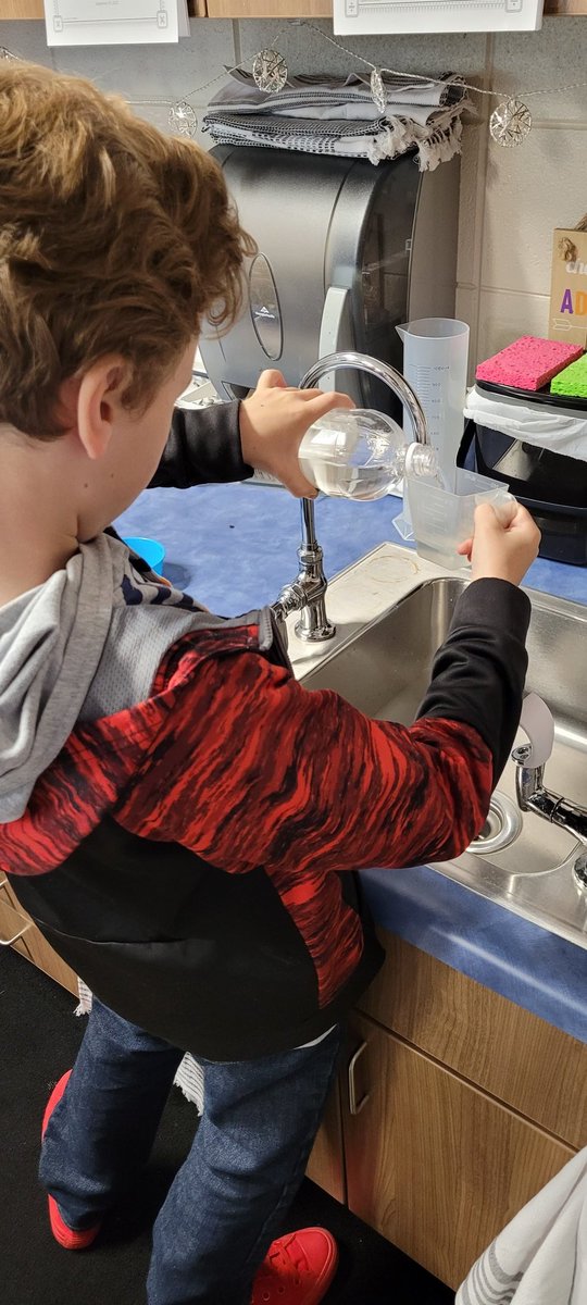 RuthHowell3's tweet image. He sent me a screenshot of his @iReady lesson and asked if we could do the experiment. Of course, we did. @SpartanburgD5 #d5difference