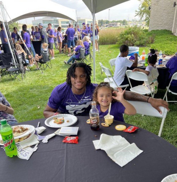 WildcatNIL's tweet photo. Huge shoutout to the KSU Men’s and Women’s basketball teams for supporting a recent Boys and Girls Club event. Our athletes giving back to the community is what NIL is all about! K-State athletes are inspiring the youth and making a positive impact in the lives of others! 💜 https://t.co/W01YNfU5n1