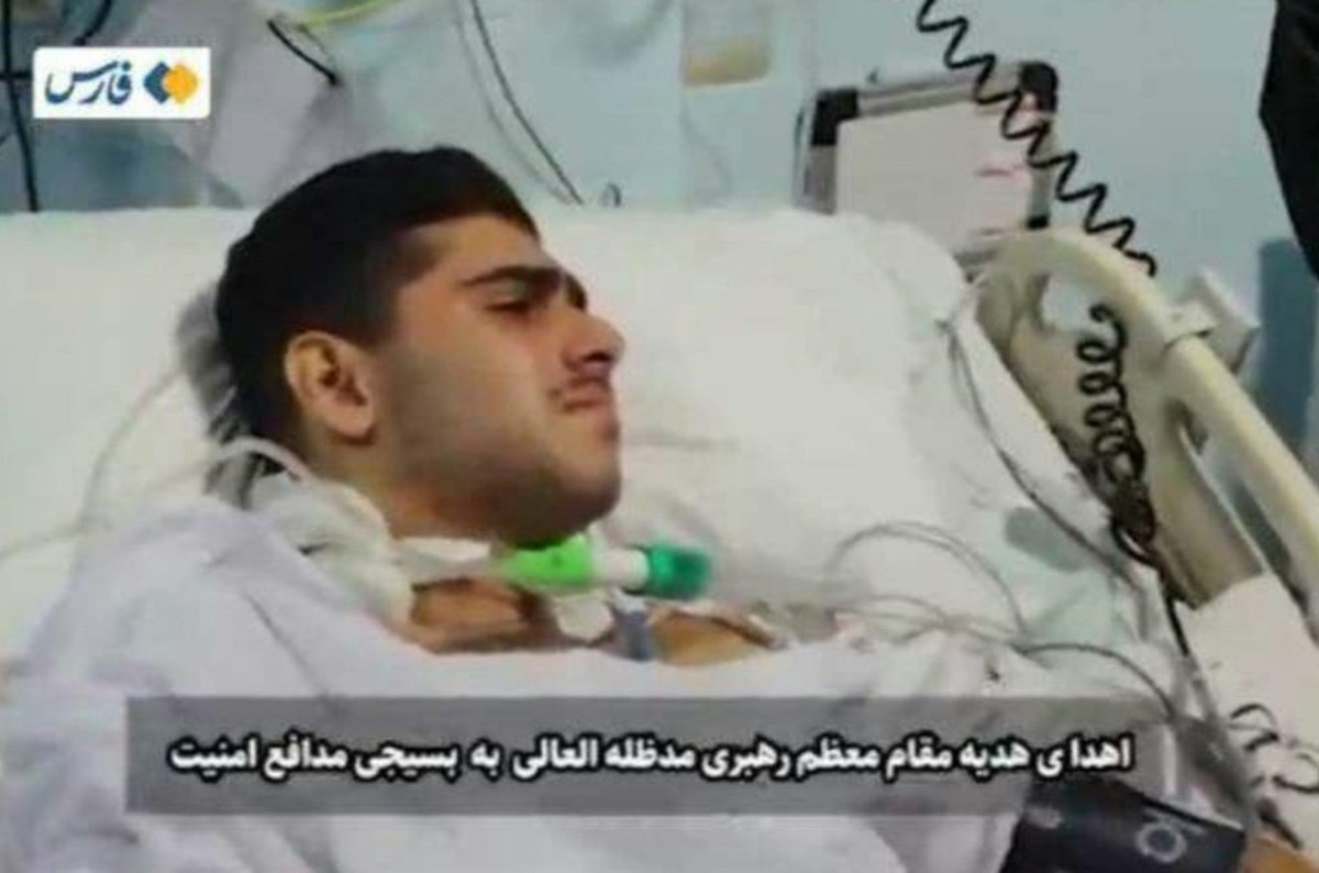 Sullivan6082's tweet photo. وقتی پروپاگاندای نظام، هیچ ارزشی برای آبروی نیروی سرکوب خود قائل نیست، باتوم نخورده تو سرش که! رفته جای دیگه ، چرا تصویرشو نشون دادین آخه ؟!
#Mahsa_Amini‌
#مهسا_‌‌‌‌‌‌‌‌‌‌‌‌‌‌‌‌‌‌‌‌‌امینی https://t.co/CYGvDMXEZx