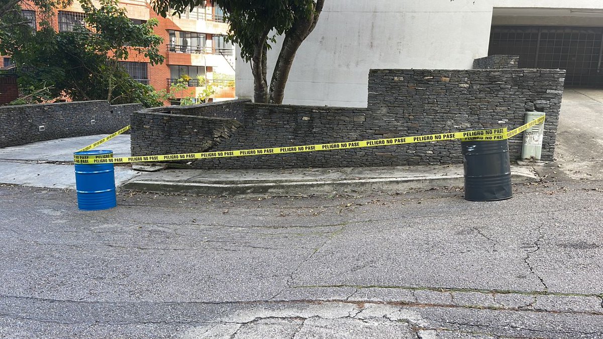 Urbmiranda's tweet photo. @jvrangelavalos @lAlcaldiasucre se requiere de su pronta actuación en el asentamiento de suelo presentado en calle Higuerote frente a Res. Bosque Ávila la cual con estas lluvias ha empeorado. Se puede observar el daño ocasionado al muro y pueden presentarse daños mayores. https://t.co/v5YtRpdaP4