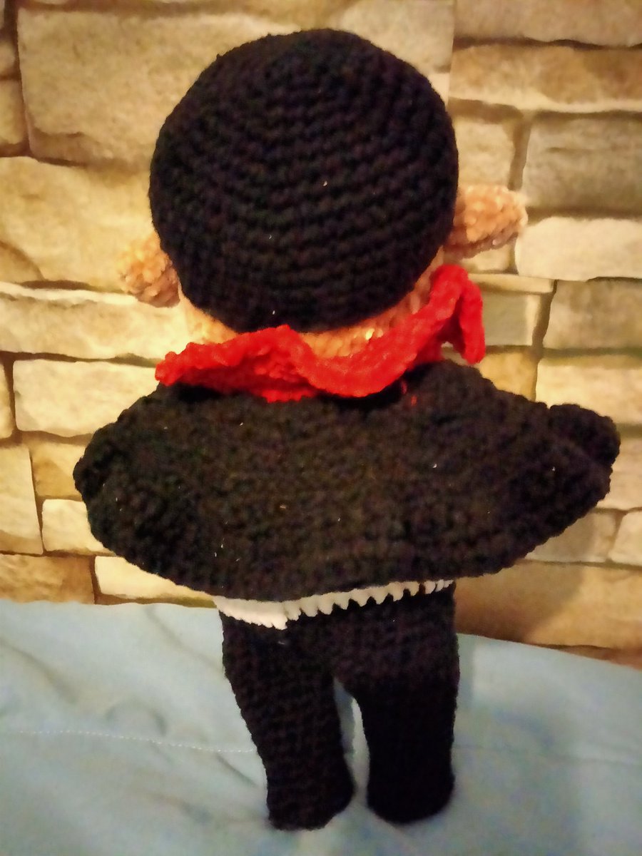 Samhain is comming y el cuerpo lo sabe.
Si en tv ya ponen especiales, y en los súper hay chuches, mis agujas hacen muñequitos tematizados.

Y recuerda, si eres virgen, no enciendas ninguna vela en la noche del 31, no vaya a ser la de la llama negra 😆