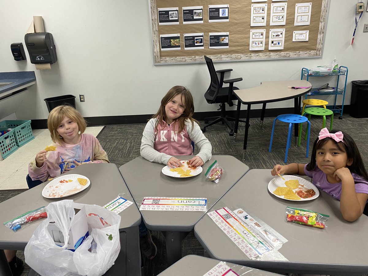 MrsJessCosman's tweet photo. Eating chips and our homemade salsa with our friends was a great way to end Hispanic Heritage Month! #ic2223 #onlyatIC #ICallthetime https://t.co/MwphrNrPuX