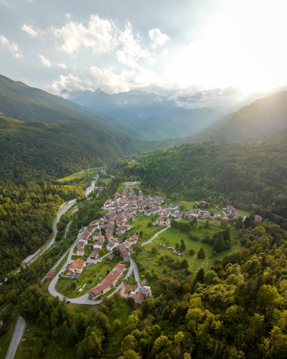 RossBernards's tweet image. Easy to see why this town is over a thousand years old. #Italy