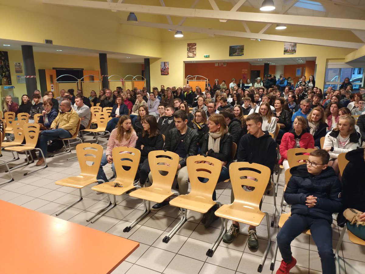 FredericDevos_'s tweet photo. Frédéric Devos a répondu à l'invitation à la cérémonie de remise des Diplômes du collège du Houtland. Félicitations aux élèves de 3ème qui ont passé avec succès leurs épreuves ! https://t.co/jFMrEmJ7P1