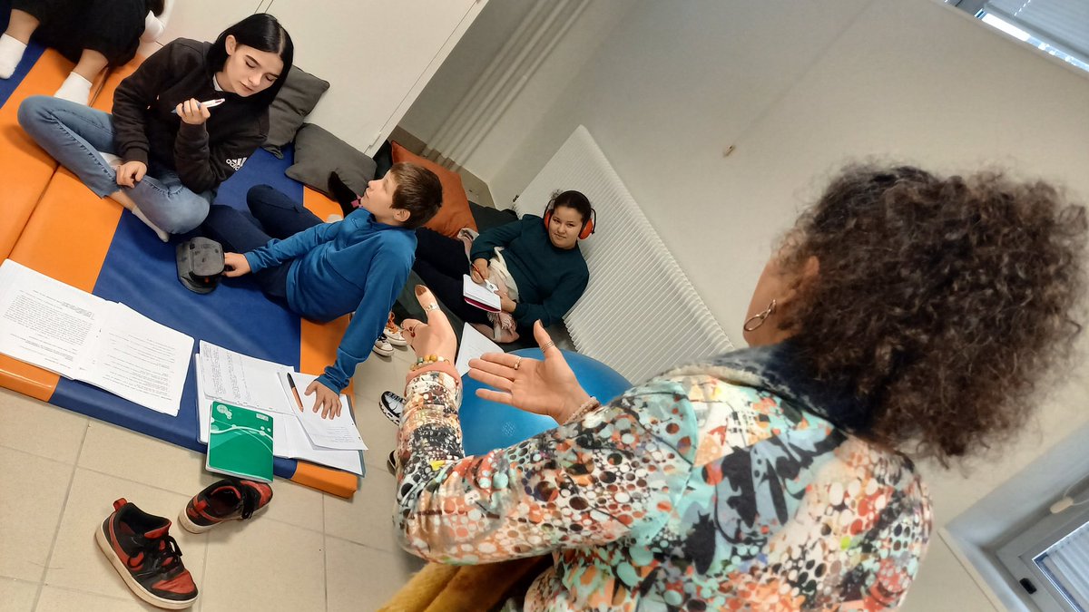 Oser, tester, réguler, pour avancer ! Heureux de découvrir la Flexi'classe mise en oeuvre au <a href="/LumiereLycee/">Lycée Lumière</a> au bénéfice des élèves de 3ème prepa métiers ! Bel équilibre entre travail collaboratif et apprentissage différencié👏👏 <a href="/MalauriePrincet/">Princet Malaurie</a> <a href="/HaehnelV/">haehnel valerie</a> <a href="/DSDEN70/">DSDEN de la Haute-Saône</a> <a href="/acbesancon/">Académie de Besançon</a>