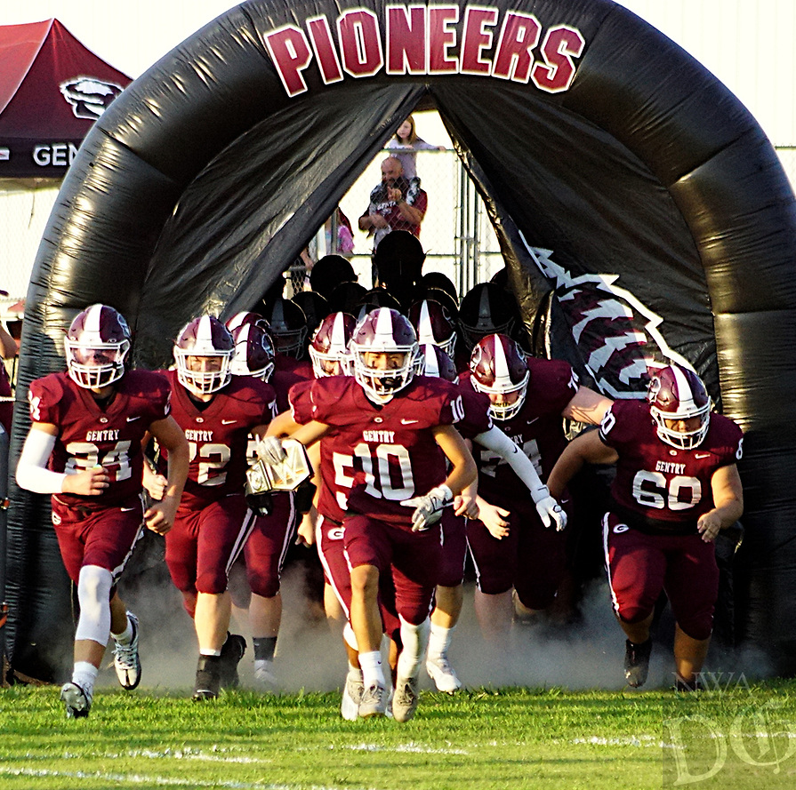 It's 🏈 game day! <a href="/ozarkschools/">Ozark Schools</a> (4-2) host <a href="/GHSathletics/">Gentry Athletics</a> (6-0) for a huge 4A-1 Conference showdown. I'll have coverage. Elkins, Gentry and Ozark are all tied at 3-0 in league standings. That will change after this one tonight 🍿 
#PrepRally