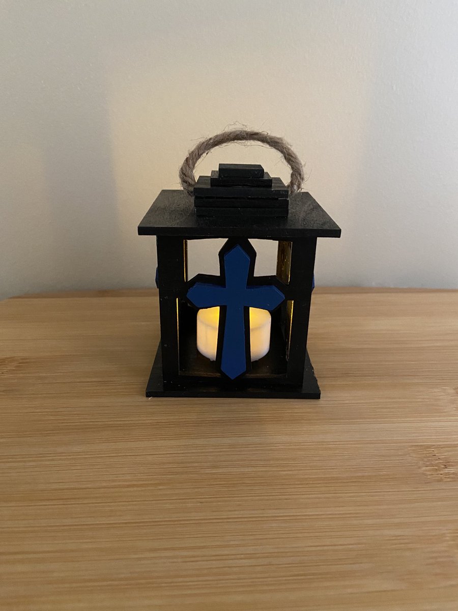 sonya_cam's tweet photo. Todays crafts… A Tennessee cutting board, a lantern, and a wood sign. https://t.co/OCDyFCCjlI