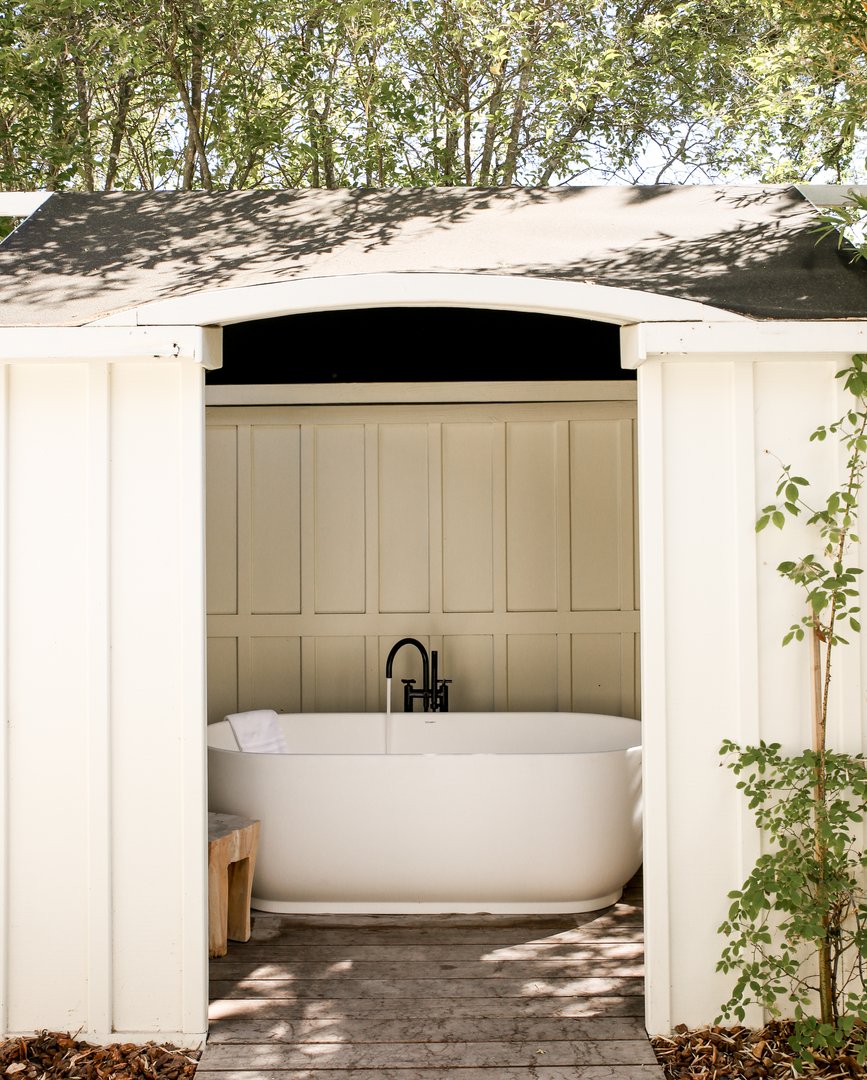 MacArthurPlace's tweet image. An al fresco bath or a rinse beneath Sonoma skies? The choice is yours — let us know which you would opt for, below. #MacArthurPlace