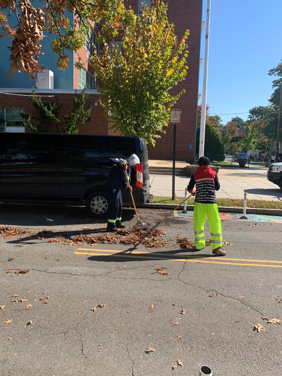 truthshallnlwh's tweet photo. Beautiful Day in the Clean City! #FreshforFall Cleanup today on Eads St NE. Thank you to our partnering agencies for continuing to make a #TrashFreeDC! https://t.co/16MCXXK9n8