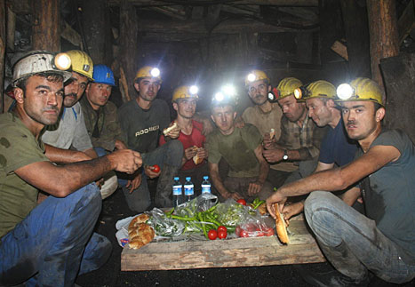 Yüz karası değil, kömür karası
Böyle kazanılır ekmek parası?
(Orhan Veli ) #bartin
#patlama
#GecmisOlsunBartın