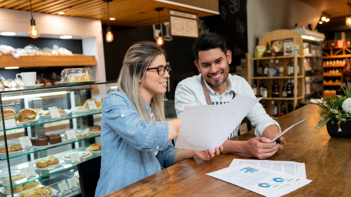 UKGInc's tweet photo. Explore three ways to empower frontline managers to improve employee engagement and your organization’s overall success: https://t.co/AN286Y2uTC. #WeAreUKG #UKGBlog #FrontlineManagement #FrontlineManagers #blog https://t.co/oE0knVsWja