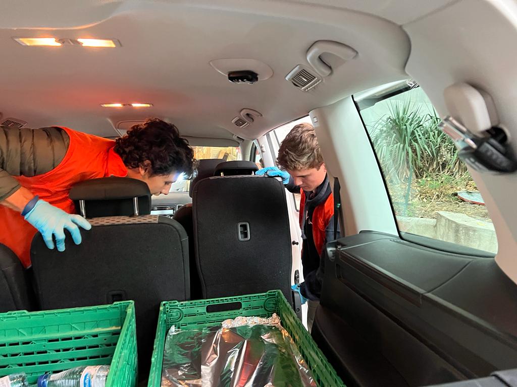 avanza_ong's tweet photo. Ayer como todos los jueves, llevando la cena a personas sin hogar.
De nuevo, equipazo de voluntarios para que no falte cariño y detalle en la entrega 🧡
#contigoenlacalle #voluntariado #voluntariadomadrid #voluntarios #avanzaong #ong https://t.co/Snsvi4wsCi
