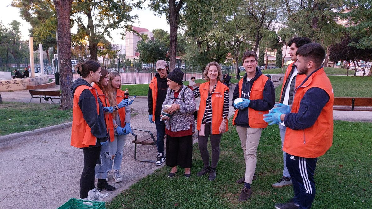 avanza_ong's tweet photo. Ayer como todos los jueves, llevando la cena a personas sin hogar.
De nuevo, equipazo de voluntarios para que no falte cariño y detalle en la entrega 🧡
#contigoenlacalle #voluntariado #voluntariadomadrid #voluntarios #avanzaong #ong https://t.co/Snsvi4wsCi