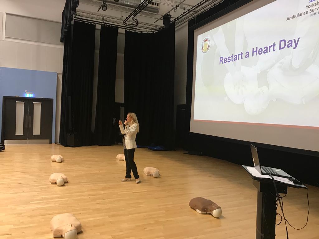 Today I joined pupils <a href="/WMount/">Whitcliffe Mount</a> School in #Cleckheaton for  #RestartAHeartDay. More than 30,000 students at secondary schools across Yorkshire and the Humber took part, learning life saving #CPR skills. Thank you to the brilliant team <a href="/YorksAmbulance/">Yorkshire Ambulance</a> for this great initiative👏🏻❤️