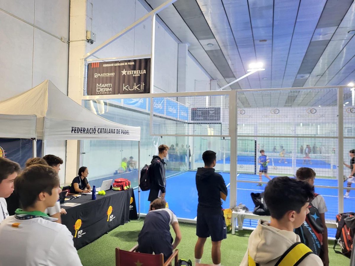 FCatalanaPadel's tweet photo. Comença el Campionat de Catalunya de Menors al @barberapadelindoor
Desitgem molta sort a tots els #MenorsFCP que disputen el Campionat, i que sobretot gaudeixin jugant 💪🏼
Visca el Pàdel Català!! 🔝
#FCP #MenorsFCP #ctcatfcp #padecatala https://t.co/YV47dZBSyJ