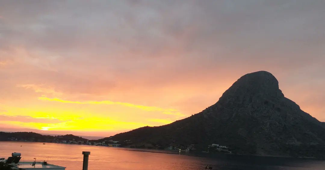LizleyFowler's tweet photo. Got to go home tomorrow so last gratuitous sunset plus a tree climbing chicken. Might not miss the 3.50am cock-a-doodle. Will miss the place and people. Great route to finish - must have had a lucky belayer as it didn't feel so hard the go I stayed on 🙂 https://t.co/oTwOnPsMTf