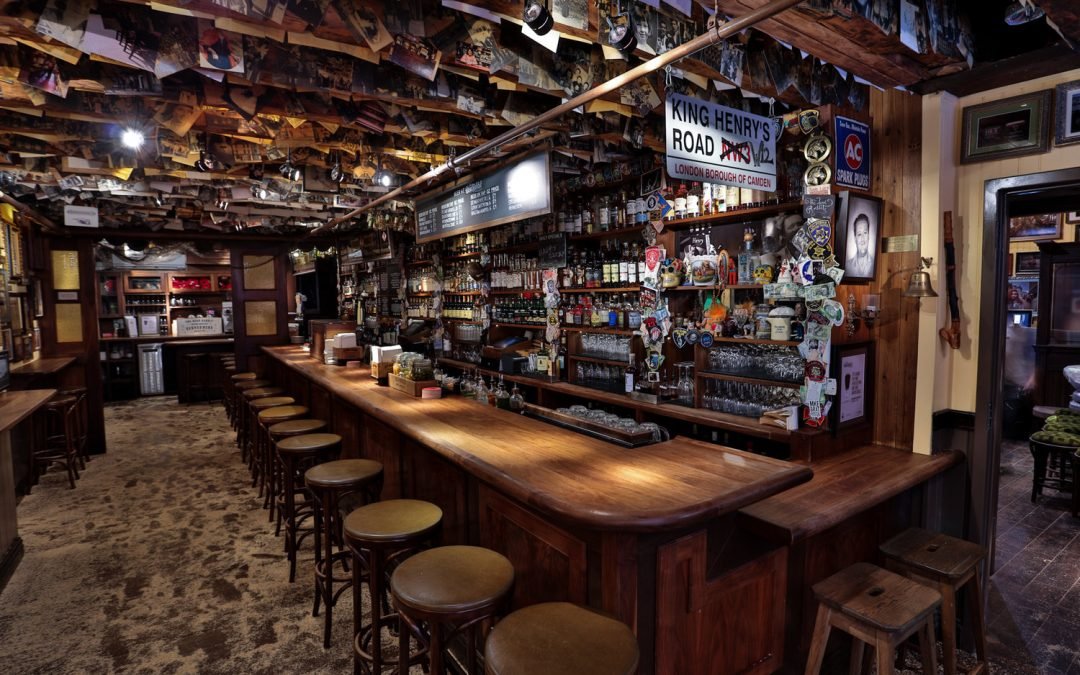 ¿Por qué no tenemos en #Guayaquil una taberna o pub donde se pueda solo ir a tomar una cerveza y conversar tranquilo? Todo bar "temático" arranca así, pero termina mutando en bailadero con música a todo volumen para atraer gente.  

Necesito una taberna patética como la de Moe.