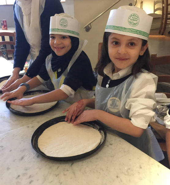 LutonOakwood's tweet photo. Our Y2 and 3 children had a wonderful time @pizzaexpress, learning how to make a pizza base and add yummy toppings! So many chefs! #chef #cookingisfun #pizza #lutonprimary 🍕🧑‍🍳👩‍🍳 https://t.co/ZuNIxcDmOm