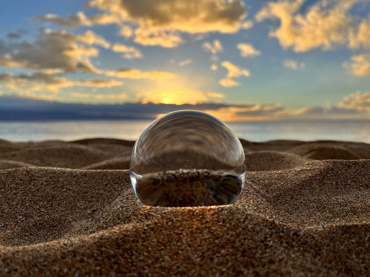 AbeliReviews's tweet photo. This time last year, we were enjoying ourselves in Maui! The sun felt amazing and the sound of the waves hitting the rocks was soothing. Also, sitting on the beach and watching the sunset was mesmerizing! #mauihawaii #sunset #lenseball #lenseballphotography #maui #travelmore https://t.co/GwmMNDo7TF