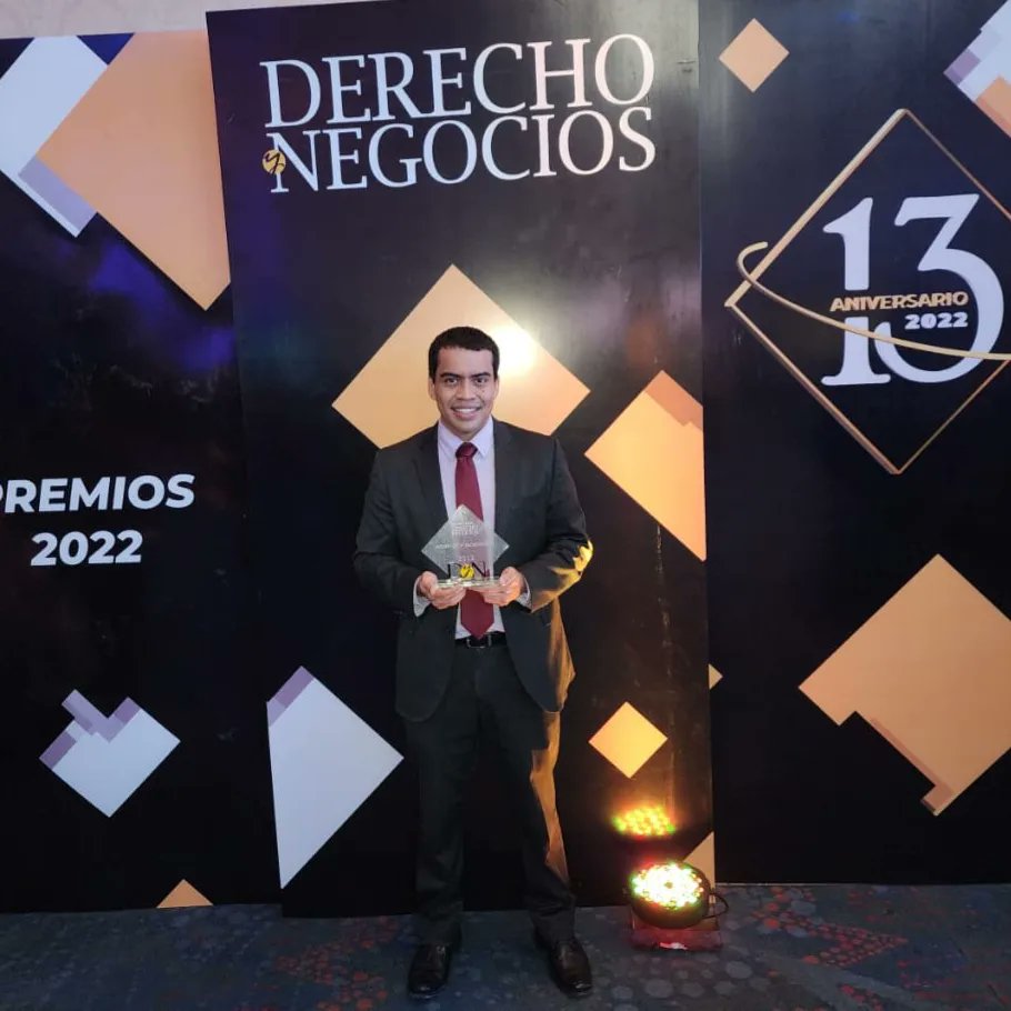 Para mi entera sorpresa, ayer se me confirió el premio al abogado con mayor proyección profesional 2022, otorgado por <a href="/RevistaDyN/">Derecho y Negocios</a>.
Estoy completamente agradecido.