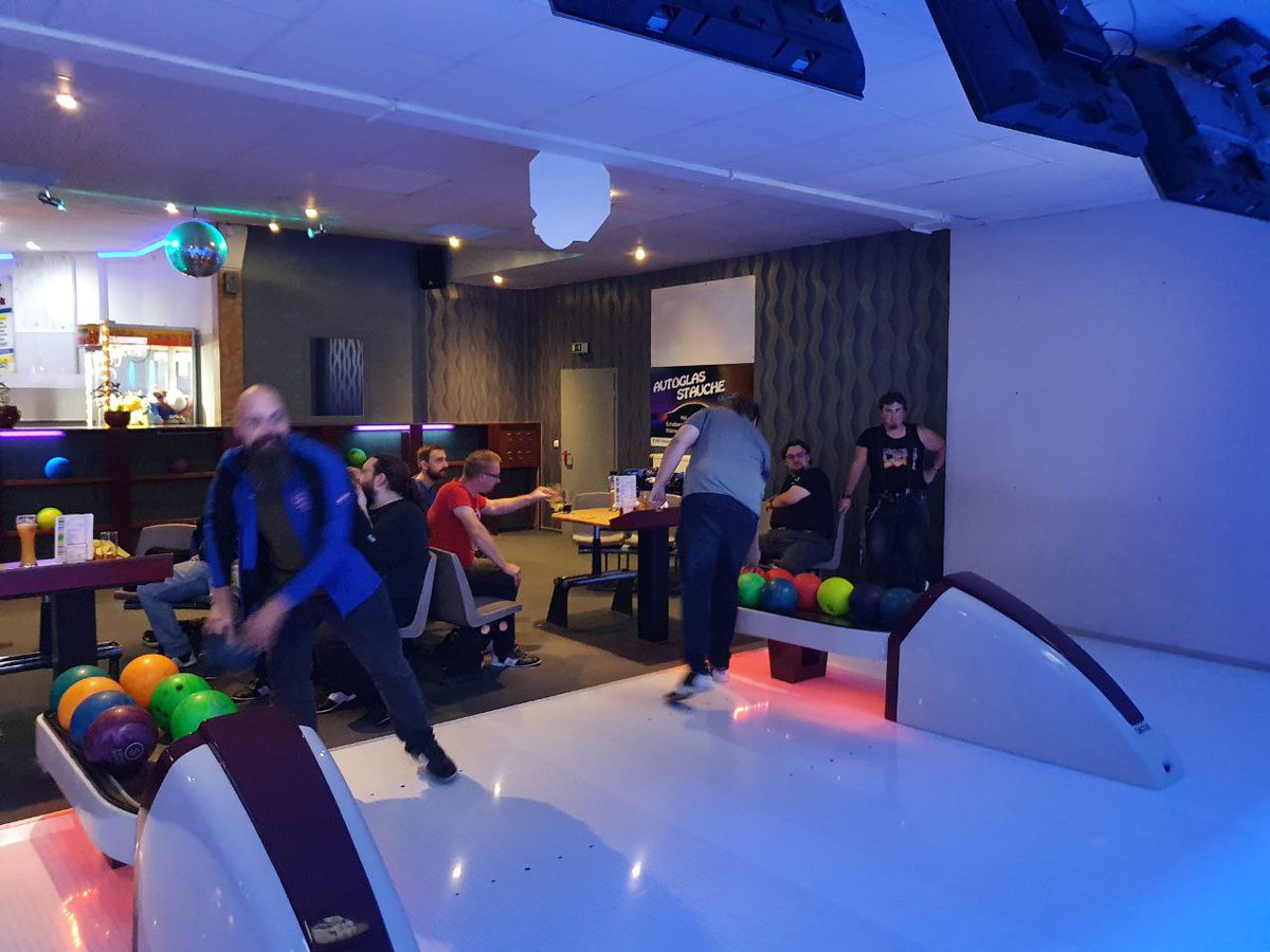 In Germany we say "Eine ruhige Kugel schieben"
🎳🎳🎳
#bowling  as kick off our 10th club #anniversary
Bowling als Auftakt unseres 10-jährigen Vereins #Jubiläum

#MLP #brony