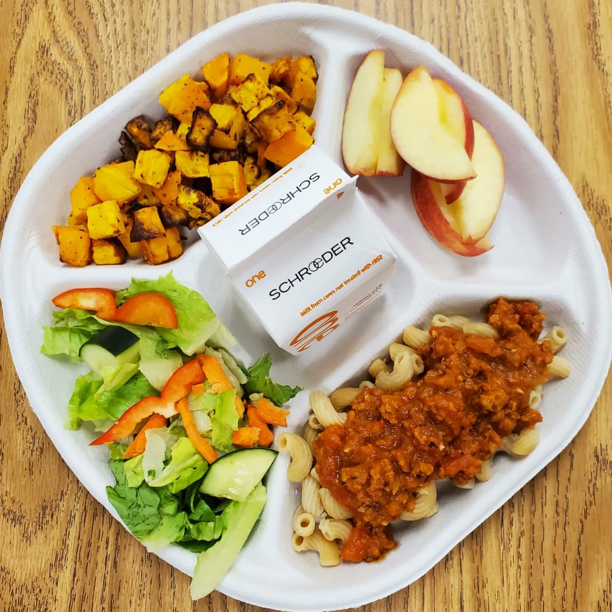 Chefrebeccak12's tweet photo. Earlier this week my new work life collided with my old work life. I was able to help scale a Bolognese recipe for local female owned plant forward company @EatDeeplyRooted and test it with @MPS_TrueFood staff and students! So fun! #schoollunch #NSLW22 #peaceloveschoollunch https://t.co/75MhXJEW8h