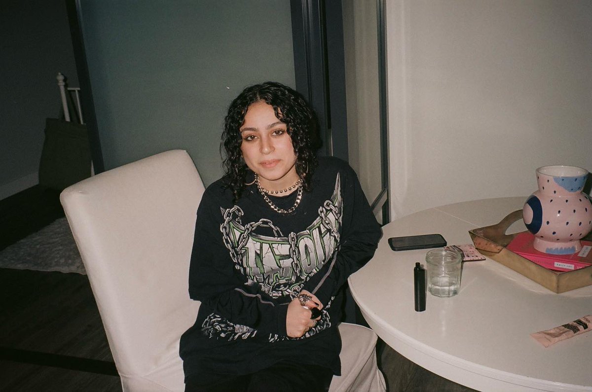thisiszevia's tweet photo. should i tease a new song tonight? 😈 https://t.co/0EqiSCC9Xl