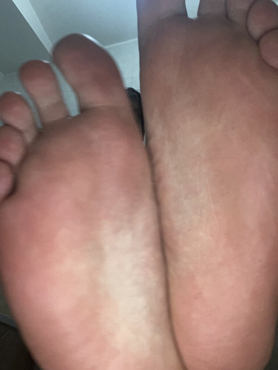 MasterZerox0035's tweet photo. Venite a lavarmi i piedi tutti sudati e sporchi dopo una partita #cashmaster #findom #feet @juliluww https://t.co/ADHUOeBm2D