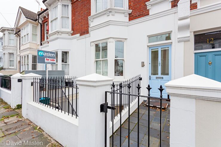 MaslenEstates's tweet image. Simply stunning 1bed apartment opening onto a superbly landscaped south facing walled patio garden – We absolutely love our #propertyoftheday this Friday. Want to know more? Call us on 01273 566 777

Grantham Road #Brighton BN1
£300,000
ow.ly/yfYJ50Lam8l
#gardenflat #homes