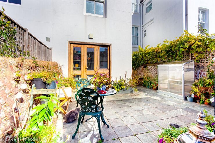 MaslenEstates's tweet image. Simply stunning 1bed apartment opening onto a superbly landscaped south facing walled patio garden – We absolutely love our #propertyoftheday this Friday. Want to know more? Call us on 01273 566 777

Grantham Road #Brighton BN1
£300,000
ow.ly/yfYJ50Lam8l
#gardenflat #homes