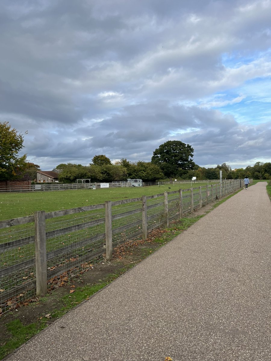 PCSO Carr and PC Toland have been on foot today showing our lovely patch to our newest officer PC Usman. Thanks to everyone that stopped to say hello to officers👋🏼 #OpIntrusive #OpGuardian