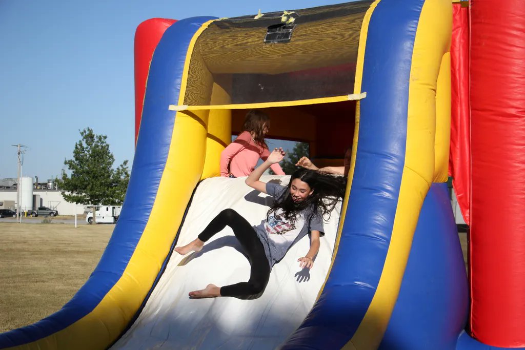 ASUNewport's tweet photo. Thanks to all our community members that came to our Newport campus for free music, games, food and FUN! Special thanks to our employees for helping with the activities and ACE for entertaining the crowd! #ASUNewport #ASUNAviators #ItsTimeToSoar #LetsSoar https://t.co/bRKKC7yaz9