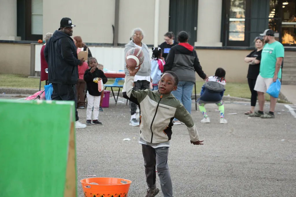 ASUNewport's tweet photo. Thanks to all our community members that came to our Newport campus for free music, games, food and FUN! Special thanks to our employees for helping with the activities and ACE for entertaining the crowd! #ASUNewport #ASUNAviators #ItsTimeToSoar #LetsSoar https://t.co/bRKKC7yaz9