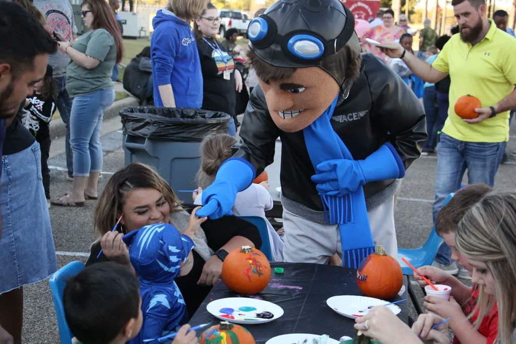 ASUNewport's tweet photo. Thanks to all our community members that came to our Newport campus for free music, games, food and FUN! Special thanks to our employees for helping with the activities and ACE for entertaining the crowd! #ASUNewport #ASUNAviators #ItsTimeToSoar #LetsSoar https://t.co/bRKKC7yaz9